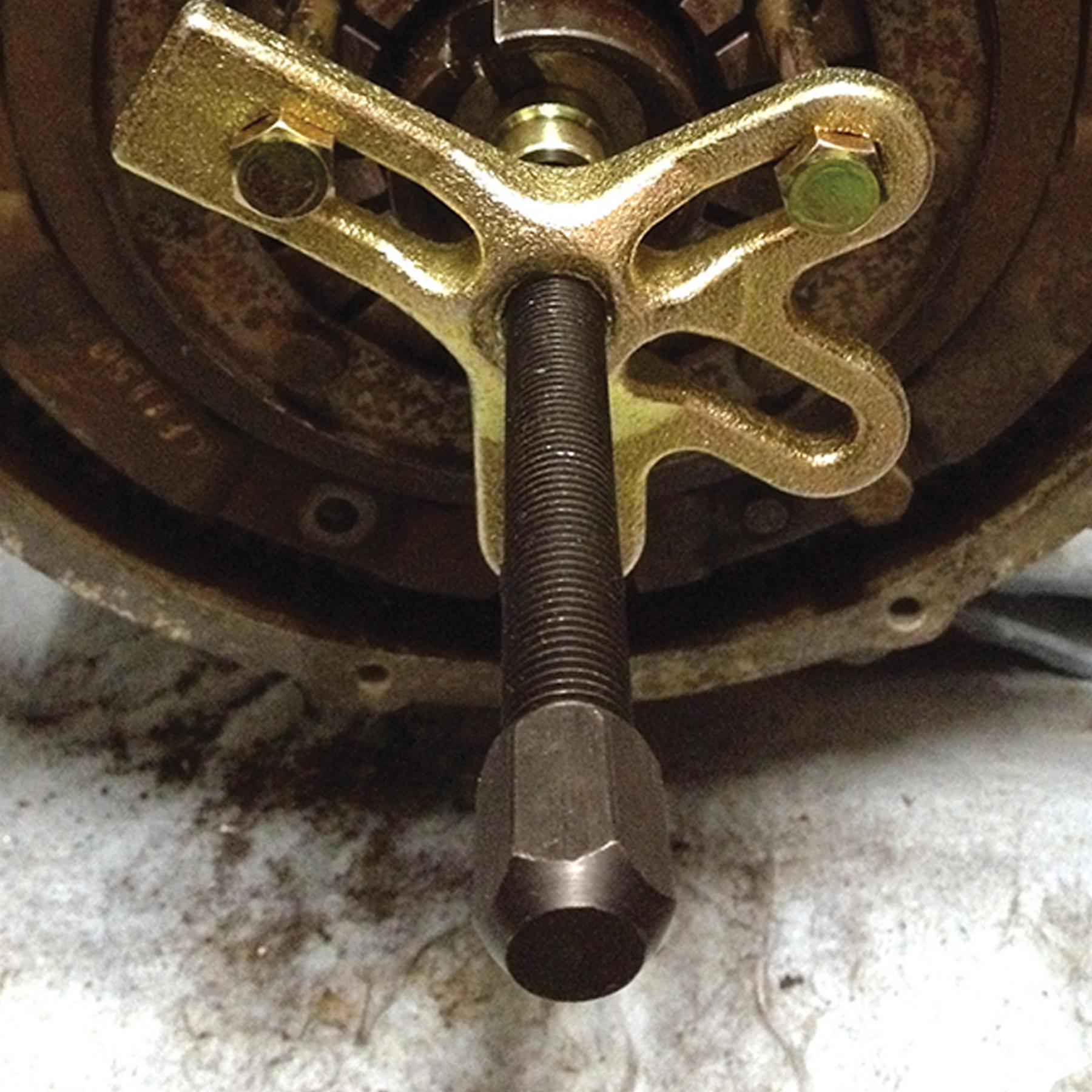 13Pce Harmonic Balancer Puller Kit 4 Slots In Yoke For 2 Or 3 Hole Application