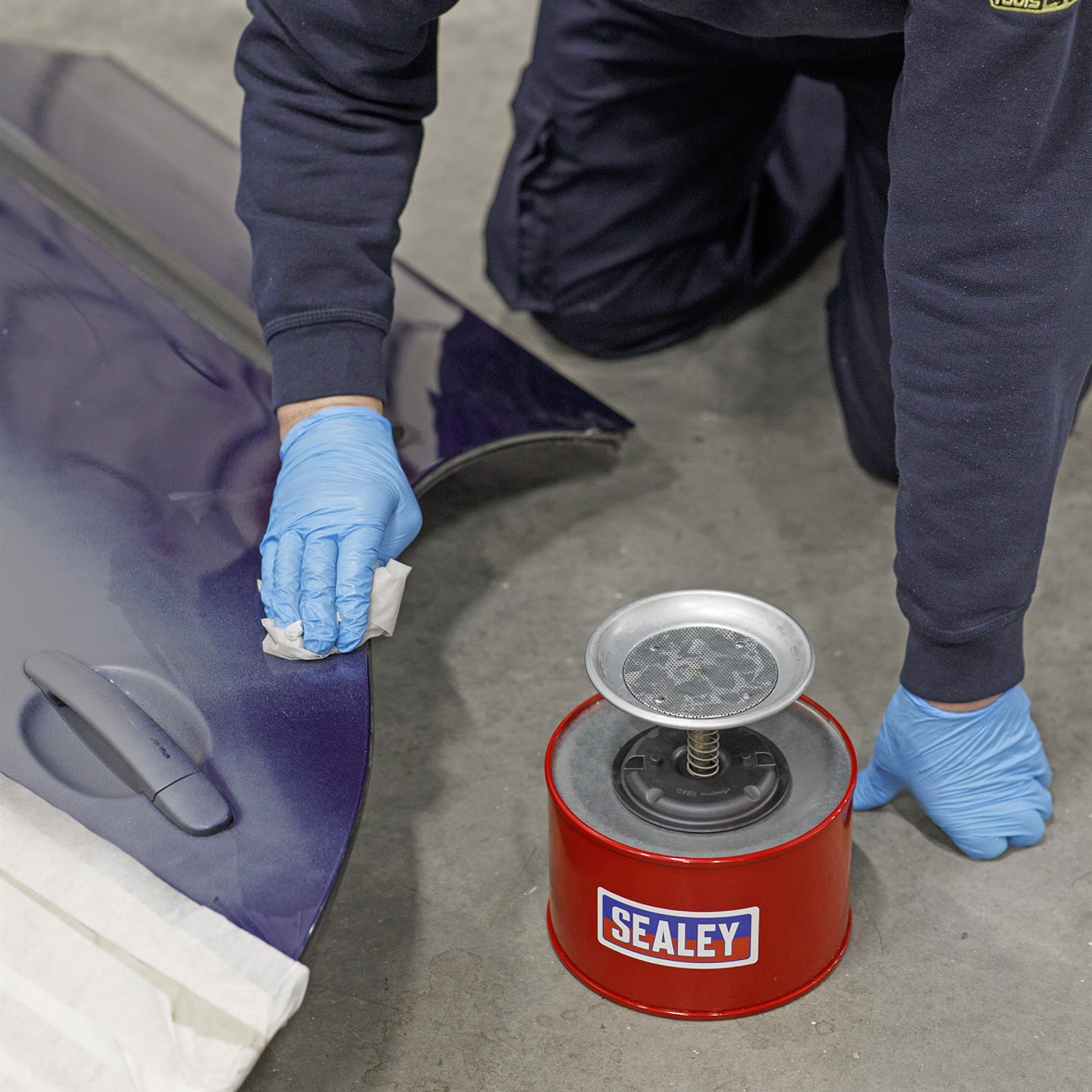Sealey Plunger Can 1.9L Convenient & Safe Easy One-Handed Operation