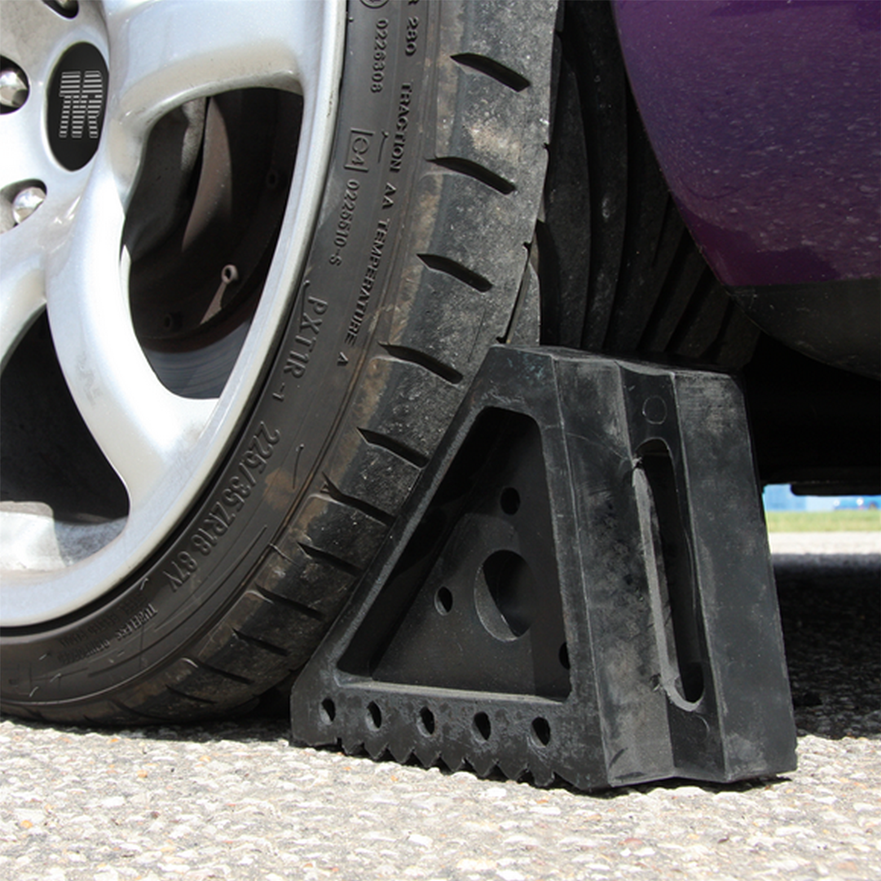 Rubber Wheel Chocks 1.8kg - Pair wheel chocks Sealey