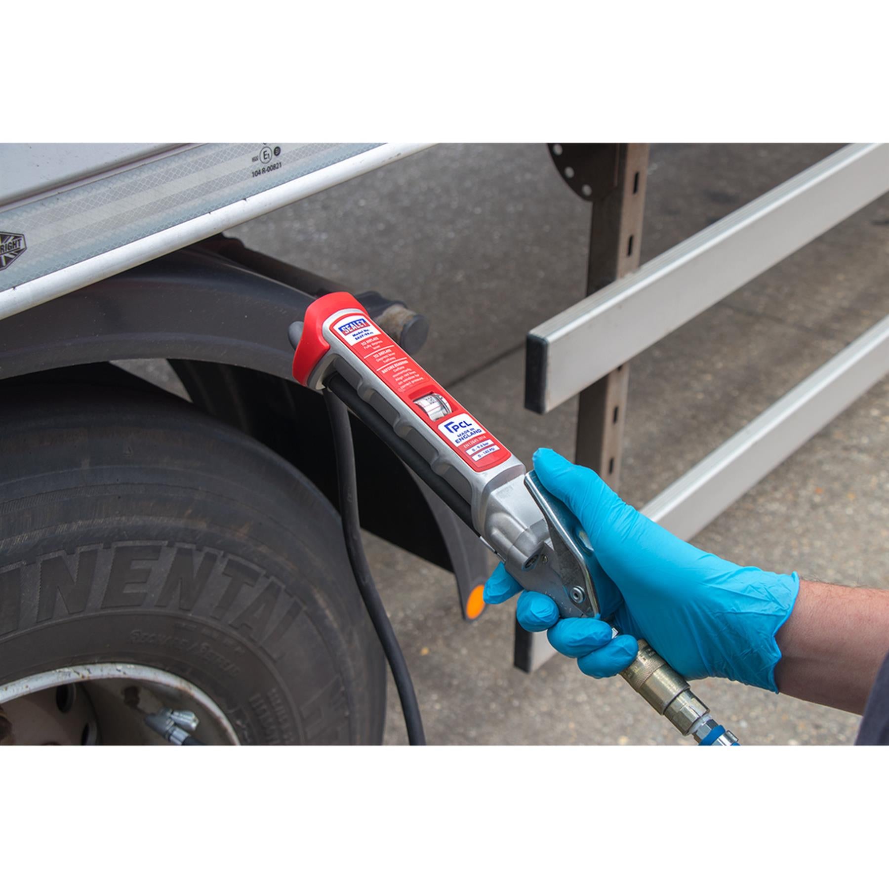 Sealey Prof Tyre Inflator with 2.5m Hose & Clip-On Connector