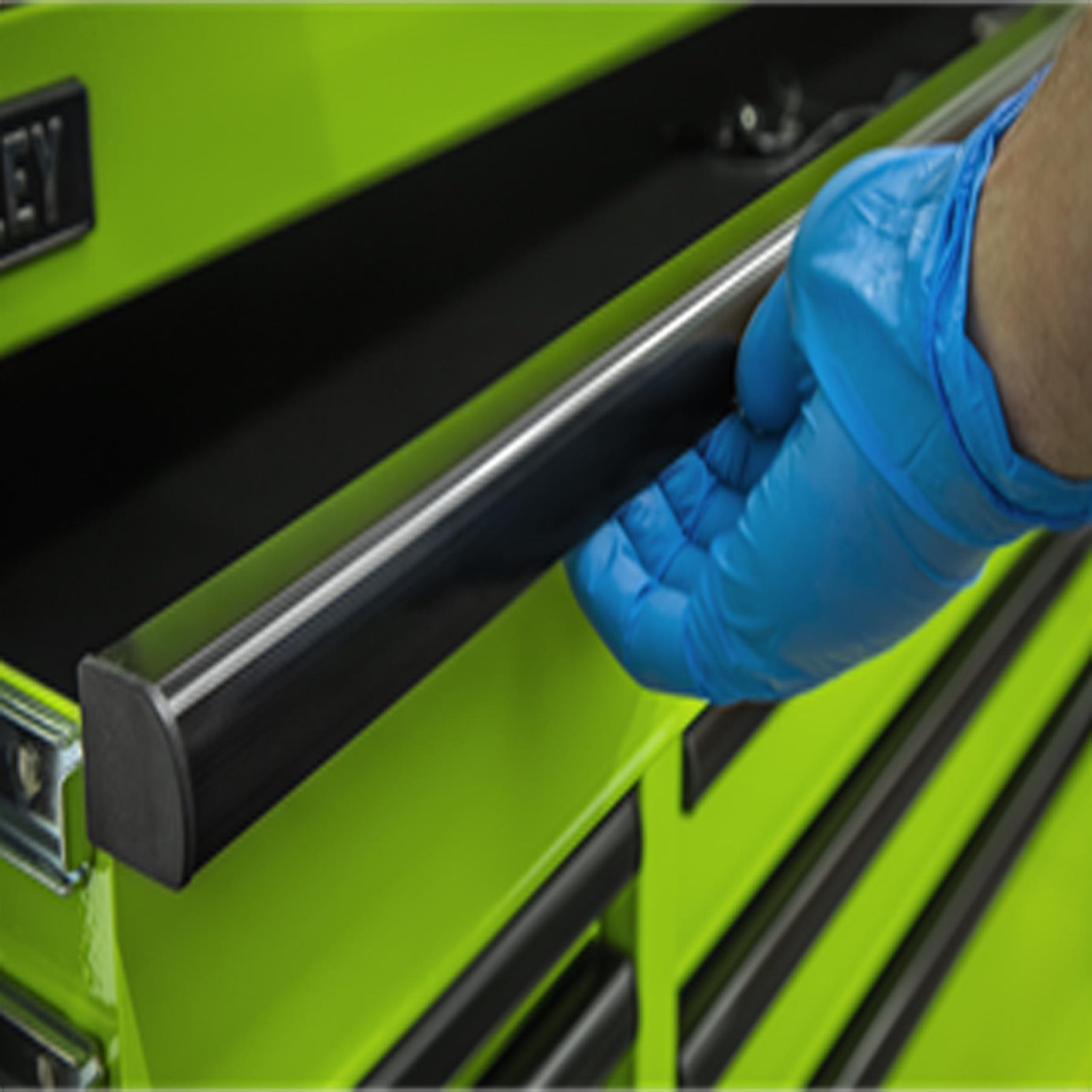 Sealey 15 Drawer 1549mm Mobile Trolley with Wooden Worktop and Hutch and 2 Drawer Riser