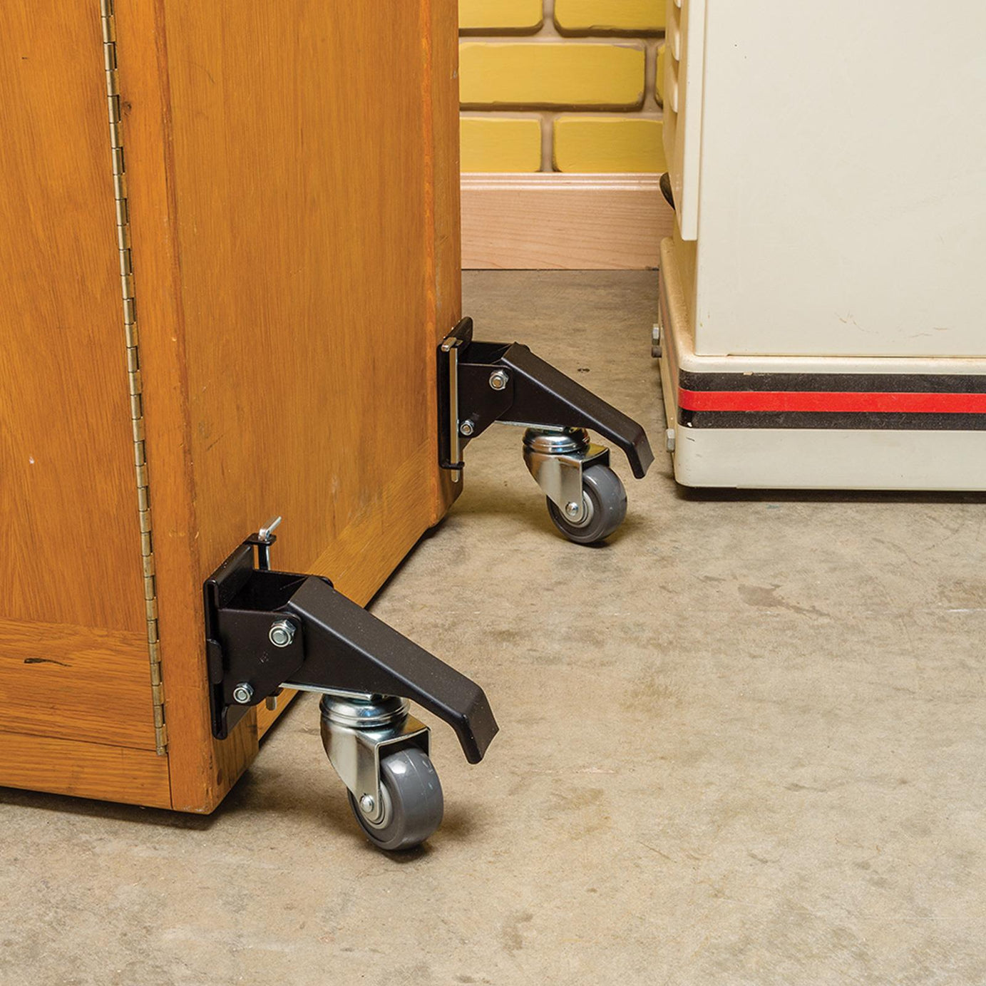 Quick-Release Workbench Caster Plates 4Pk 70x95mm(2-3/4 x 3-3/4) Cabinet Mounted