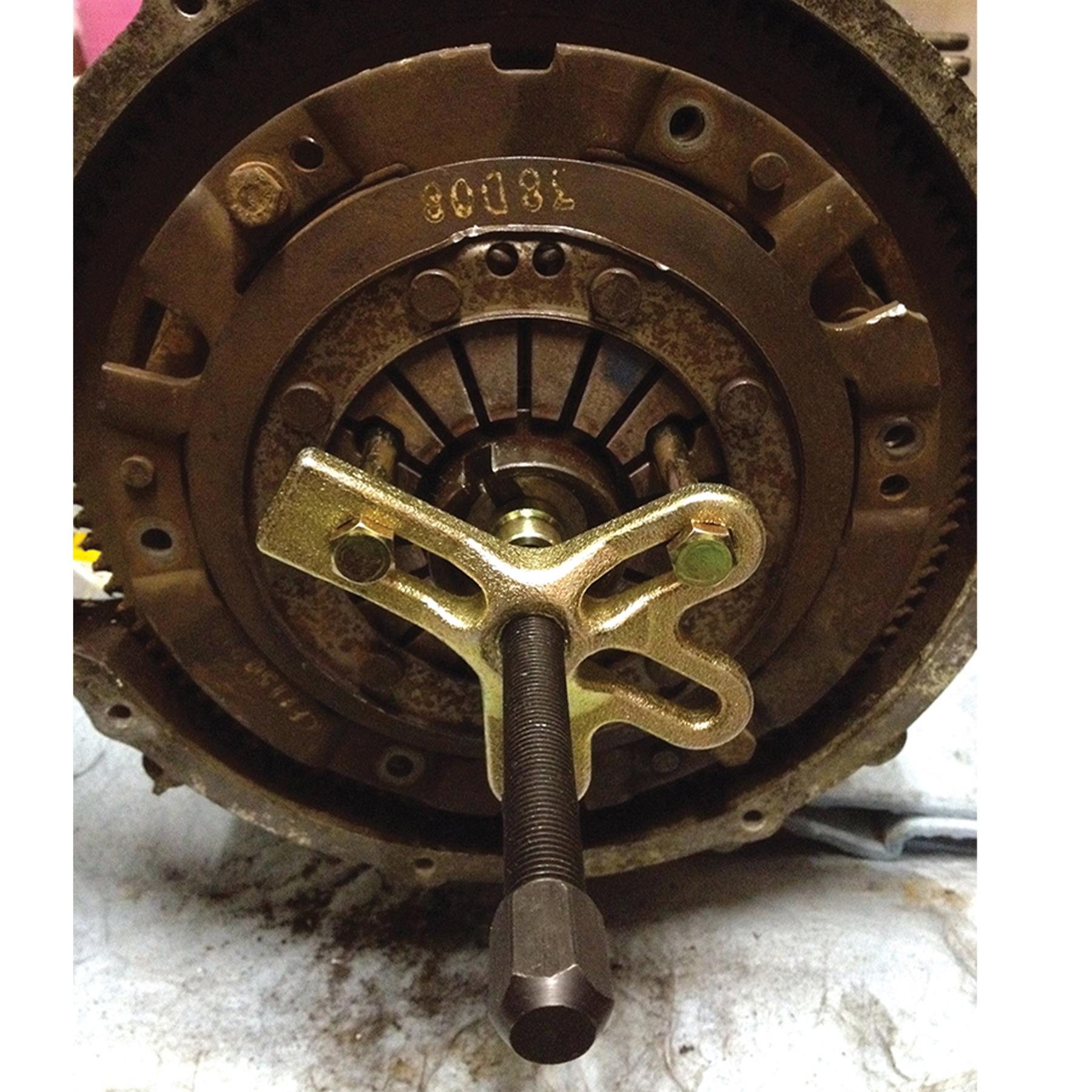 13Pce Harmonic Balancer Puller Kit 4 Slots In Yoke For 2 Or 3 Hole Application