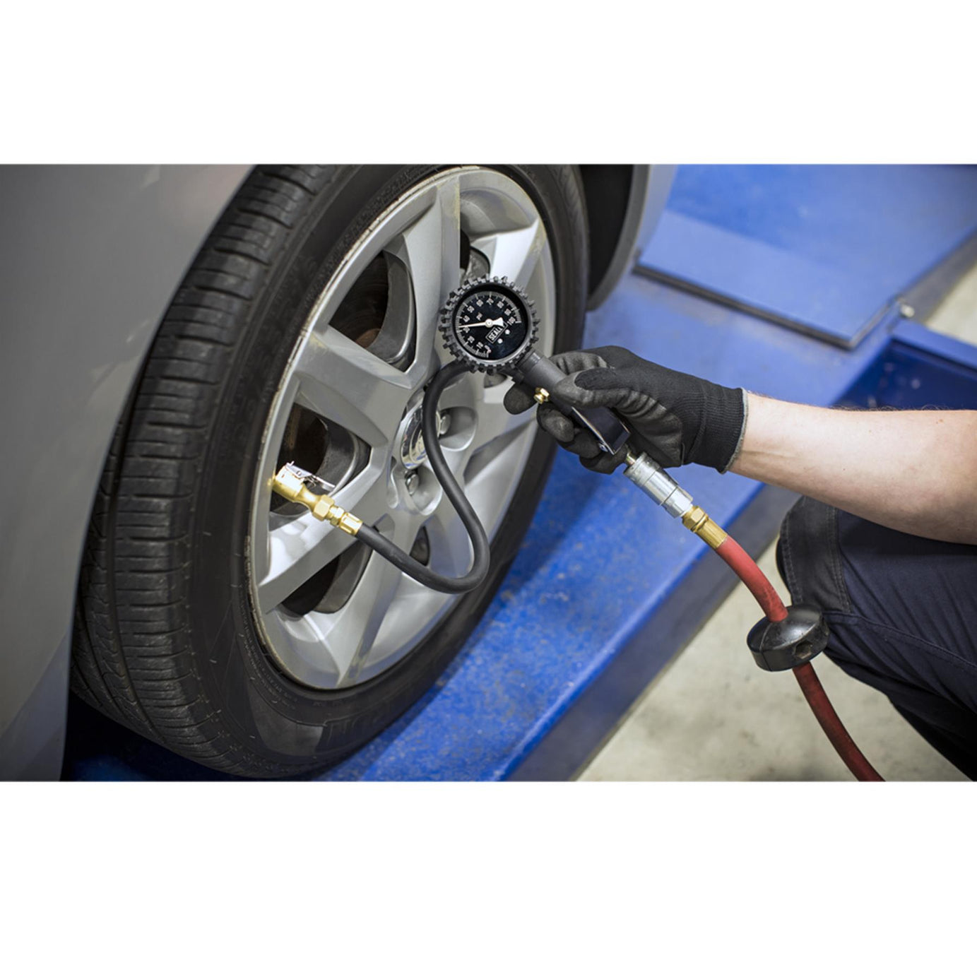 Sealey Tyre Inflator with Clip-On Connector