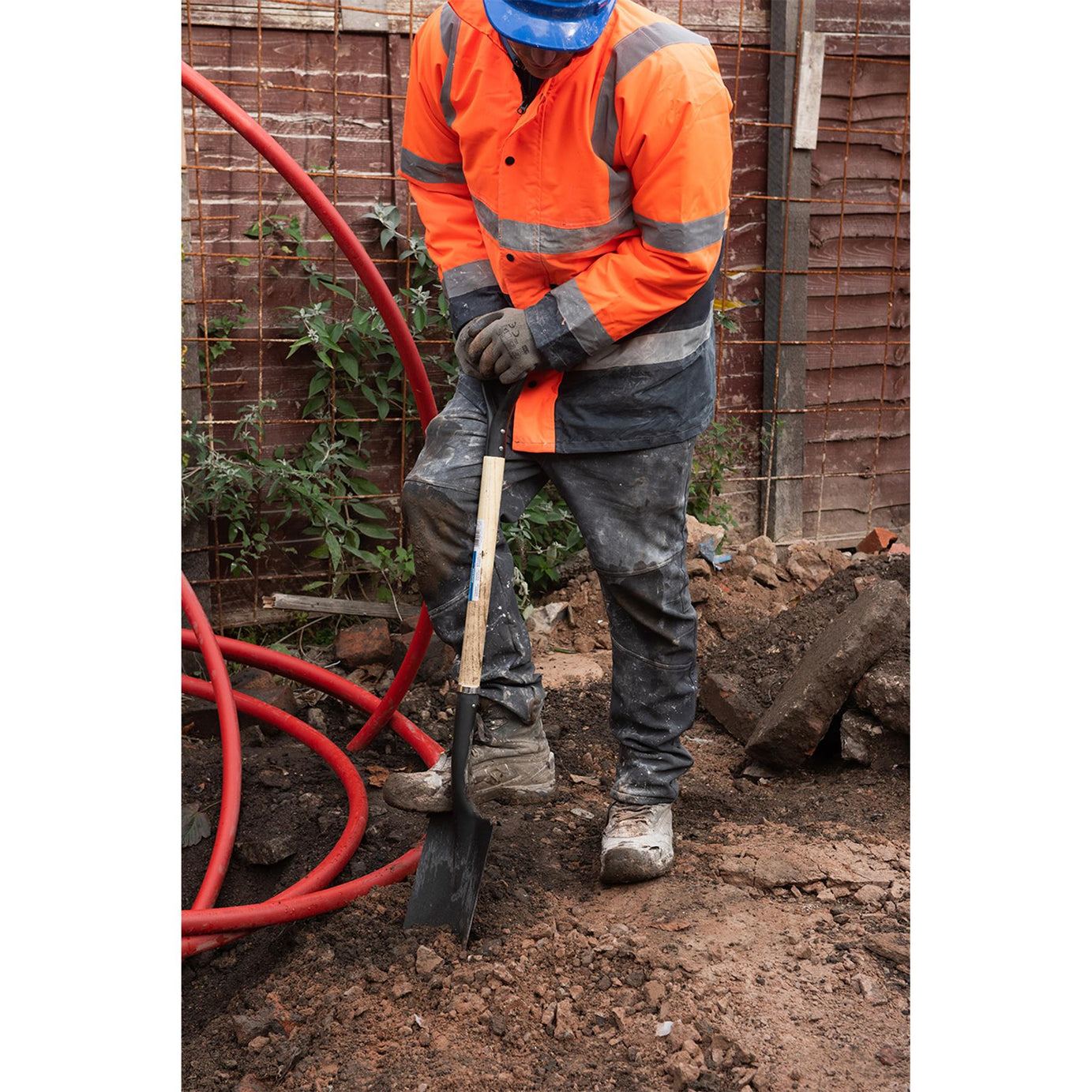 Digging Spade 1100mm Gardening Pressed Steel Head Corrosion-Resistant Finish