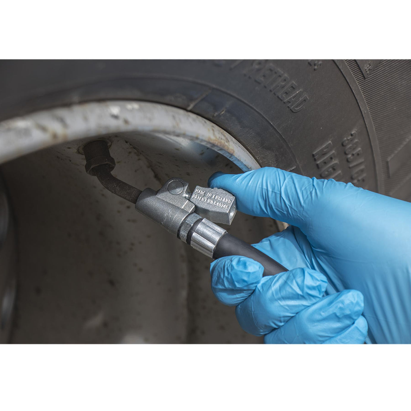 Sealey Prof Tyre Inflator with 2.5m Hose & Clip-On Connector